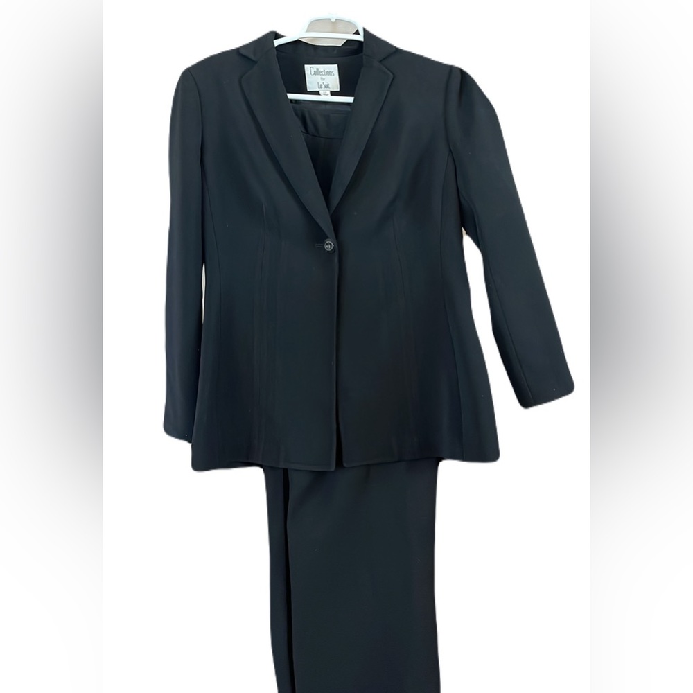 Classic women's black business pant suite by Le Suite size 6 P